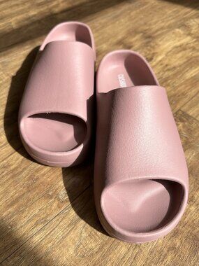 CUSHIONAIRE  Harrison platform slide sandal with +Comfort Women's Size 9